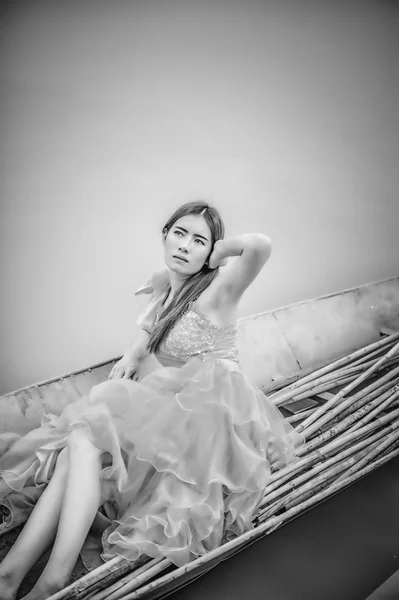 Asie Belle femme en robe jaune assis sur le bateau — Photo