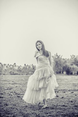 Sarı elbiseli Asya güzel kadın stand alanı