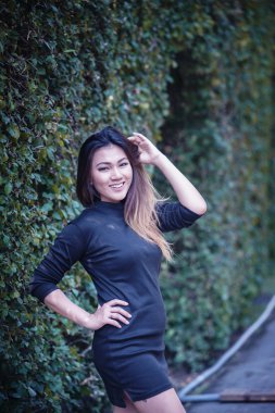  Asya kadın parkta poz