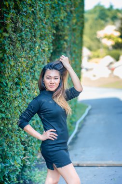  Asya kadın parkta poz