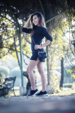  Asya kadın parkta poz