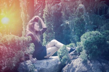  Asya kadın parkta poz