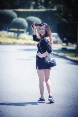  Asya kadın parkta poz