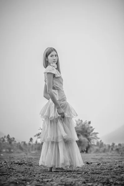 Asia schöne Frau in gelbem Kleid stehen auf Feld — Stockfoto
