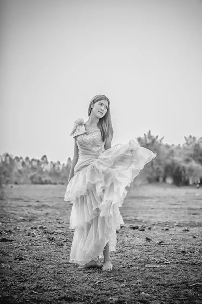 Retrato Asia Hermosa Mujer Vestido Amarillo Pie Campo Imagen Blanco — Foto de Stock