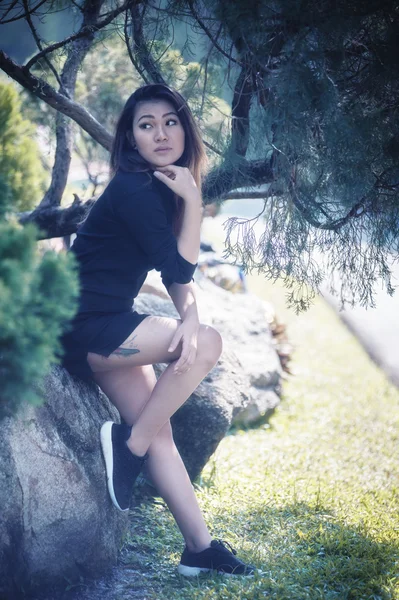 Азія жінка позує в парку — стокове фото
