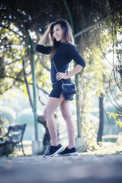 Asia mujer posando en parque —  Fotos de Stock