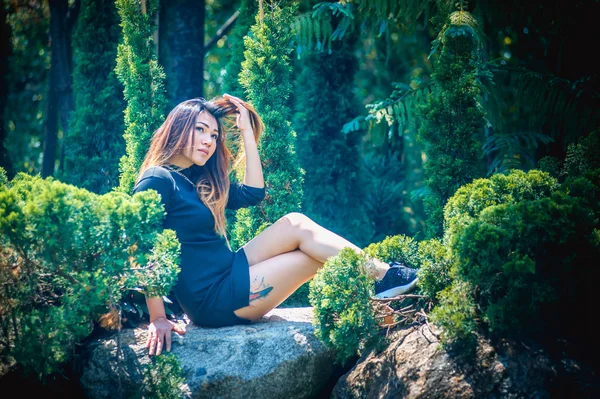 Asie femme posant dans le parc — Photo