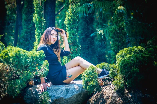 Ásia mulher posando no parque — Fotografia de Stock