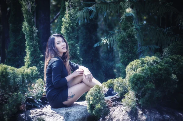 Asie femme posant dans le parc — Photo