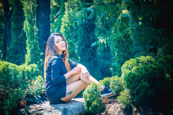 アジア女性が公園でポーズ — ストック写真