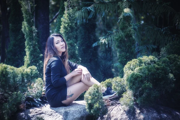 Азія жінка позує в парку — стокове фото