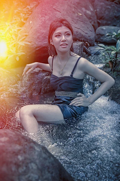 Suya oturan Asya güzel genç kız düşmek — Stok fotoğraf