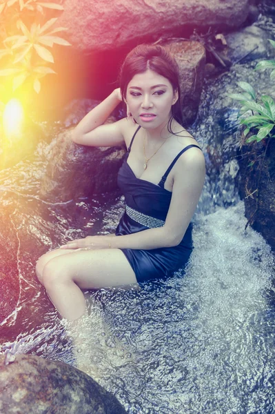 Ásia Menina bonita sentada na queda de água — Fotografia de Stock