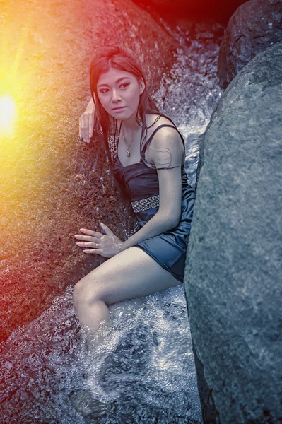 Upadek Azji piękna dziewczyna siedzi w wodzie — Zdjęcie stockowe