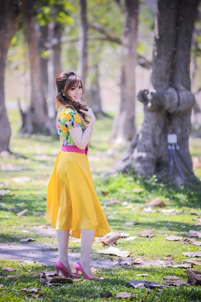 Piękna dziewczyna Azji w żółtej sukience — Zdjęcie stockowe