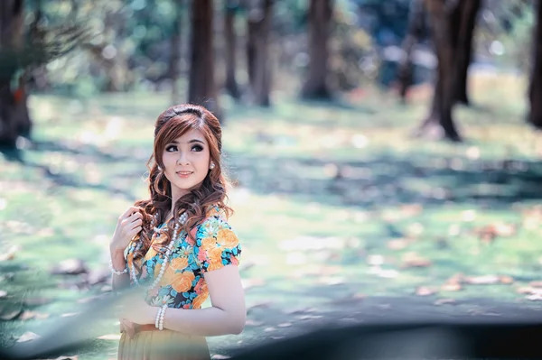 Mooi meisje van Azië in de gele jurk — Stockfoto