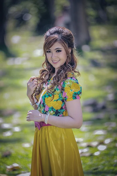 Asie Belle Fille Dans Robe Jaune Sur Nature — Photo