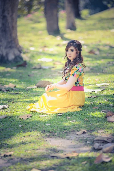 Asia hermosa chica en el vestido amarillo — Foto de Stock