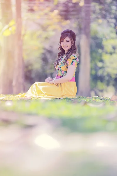 Asia hermosa chica en el vestido amarillo —  Fotos de Stock