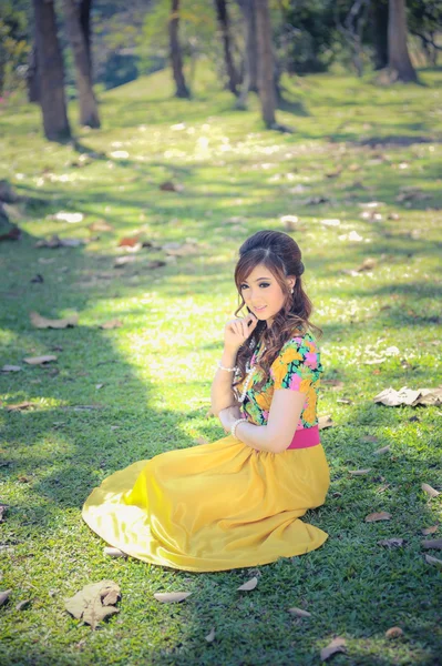 Азия красивая девушка в желтом платье — стоковое фото