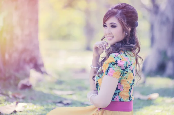 Asia bella ragazza in abito giallo — Foto Stock
