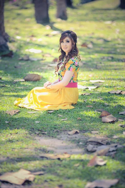 Asie belle fille dans la robe jaune — Photo