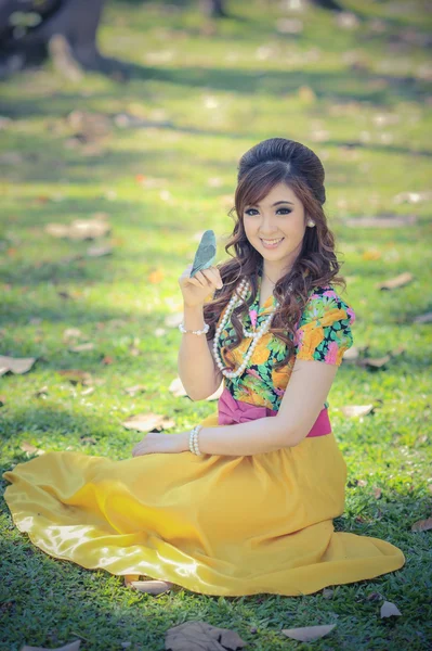 Asie belle fille dans la robe jaune — Photo