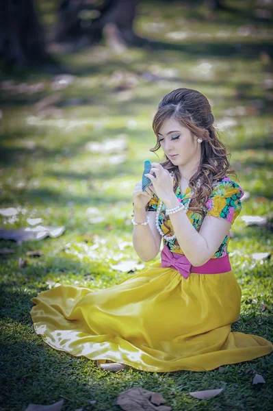 Азія красива дівчина в жовтій сукні — стокове фото