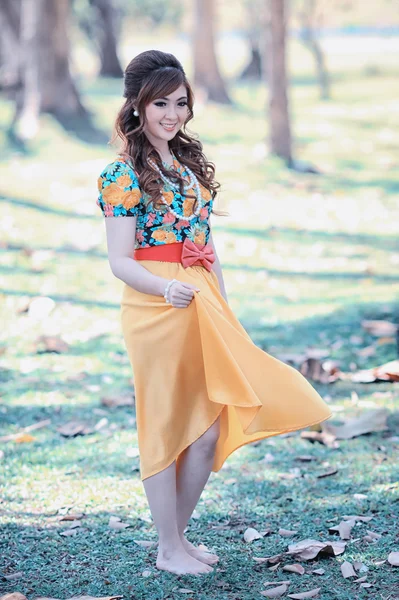 亚洲漂亮的女孩穿着黄色连衣裙 — 图库照片