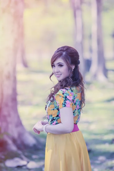 Asia hermosa chica en el vestido amarillo — Foto de Stock