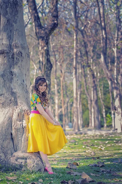 Asia hermosa chica en el vestido amarillo — Foto de Stock