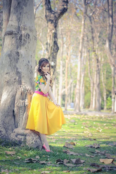 Asia hermosa chica en el vestido amarillo —  Fotos de Stock