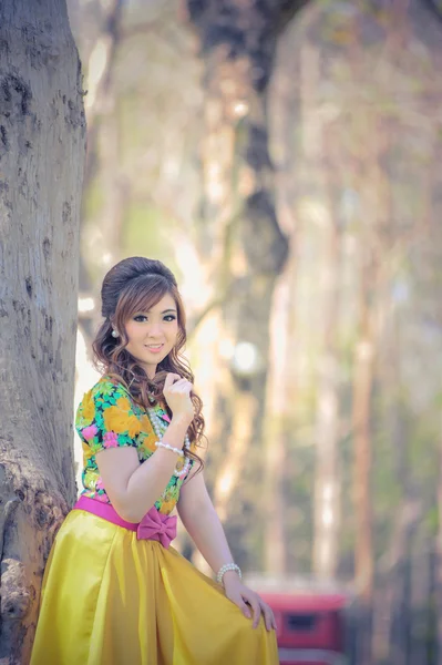 黄色のドレスでアジア美少女 — ストック写真