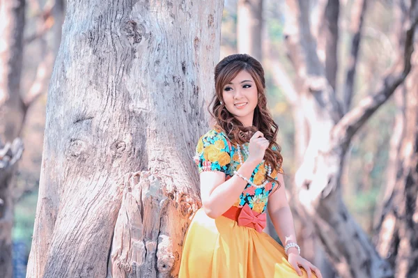 Krásná dívka Asie ve žlutých šatech — Stock fotografie