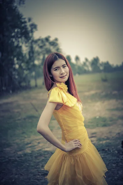 Asien schöne Frau in gelbem Kleid — Stockfoto