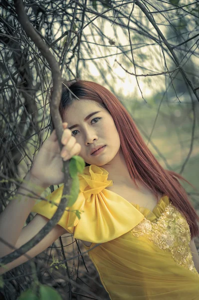 Asia Hermosa mujer en vestido amarillo — Foto de Stock