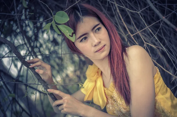 Asia piękna kobieta w żółtej sukience — Zdjęcie stockowe