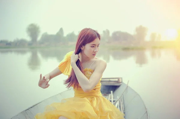 Sárga ruha Ázsia legszebb nő ül a hajó — Stock Fotó