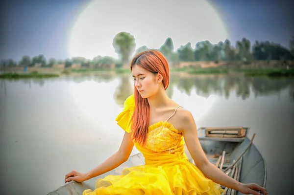 Sárga ruha Ázsia legszebb nő ül a hajó — Stock Fotó