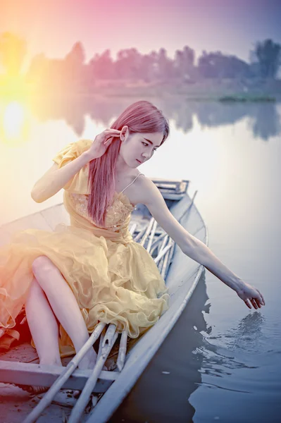 Asien vacker kvinna i gul klänning sitta på båten — Stockfoto