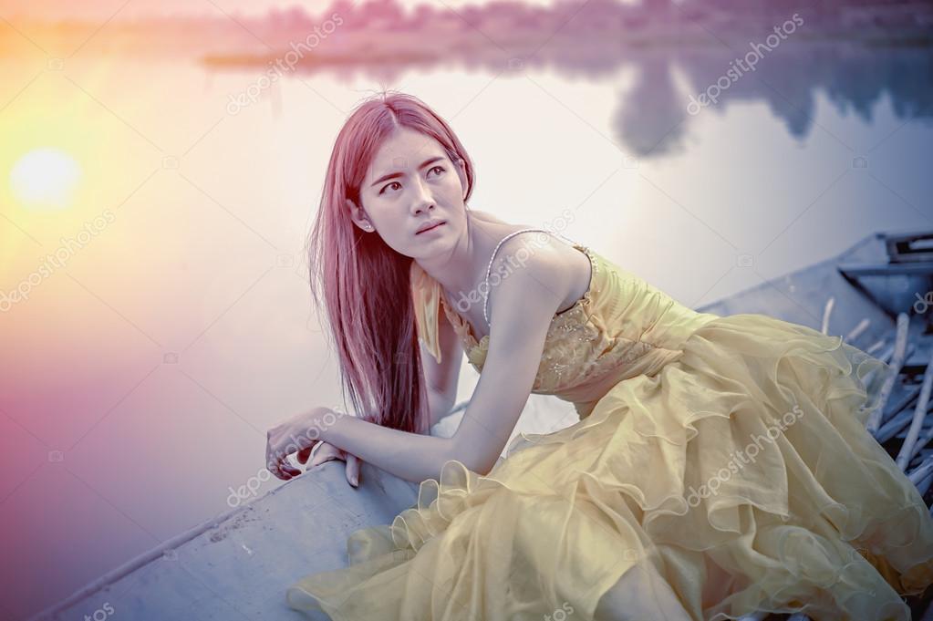 https://st2.depositphotos.com/3072055/10513/i/950/depositphotos_105136562-stock-photo-asia-beautiful-woman-in-yellow.jpg
