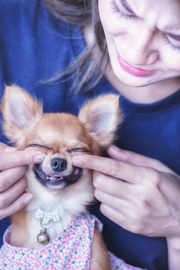 mutlu genç kadın ile köpek 