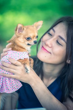 mutlu genç kadın ile köpek 