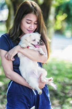 mutlu genç kadın ile köpek 