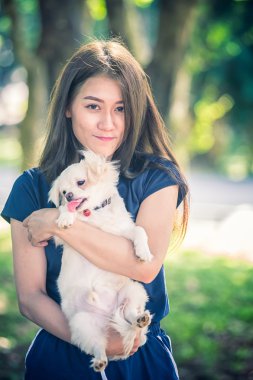 mutlu genç kadın ile köpek 