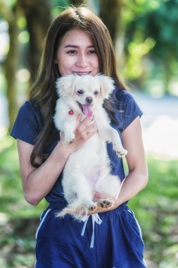 mutlu genç kadın ile köpek 