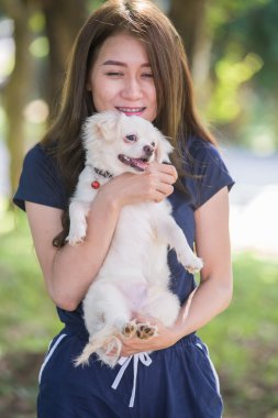 mutlu genç kadın ile köpek 