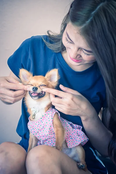 mutlu genç kadın ile köpek 