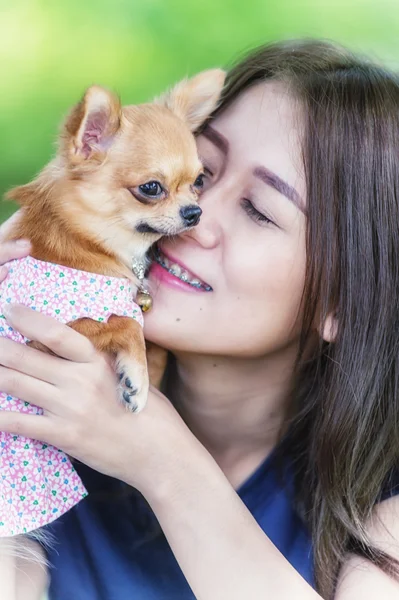 mutlu genç kadın ile köpek 